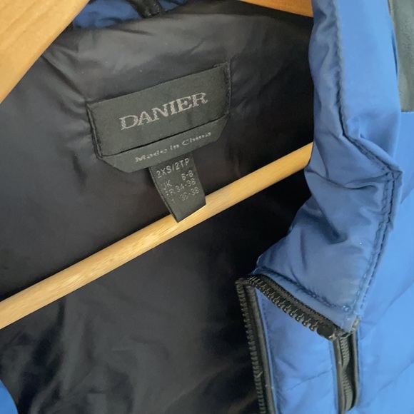 Danier jacket with leather detail. Super warm and comfy. Size XXS. - Picture 3 of 4